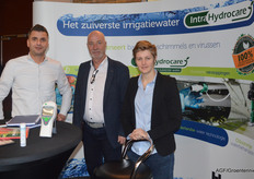 Producent (Harm Vogels van Intracare), leverancier (Han Opstal van Van Iperen) en distributeur (Kim Oosterom van Houweling Horticulture) in één foto gevangen.
